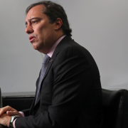 Pedro Duarte Guimarães mostrou como a voz da Caixa foi essencial para manter a confiança pública durante a crise da pandemia.