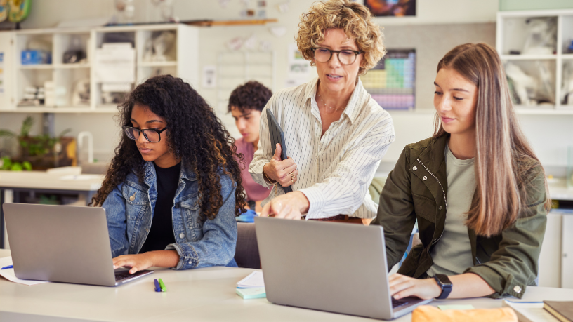 Inovar começa na sala de aula: Sérgio Bento De Araújo explica como a capacitação digital docente transforma a educação básica.