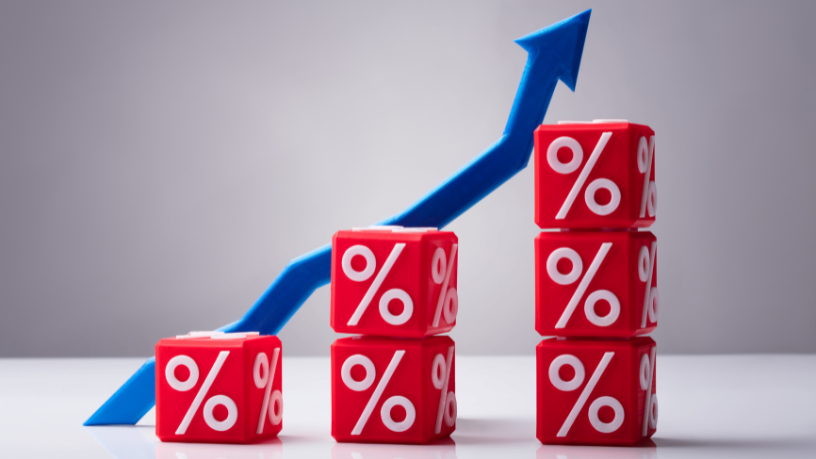 Descubra como as decisões sobre taxas de juros afetam o consumo e chegam ao varejo, com análise de Edinei Jara de Oliveira.