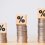 Descubra como as decisões sobre taxas de juros afetam o consumo e chegam ao varejo, com análise de Ediney Jara de Oliveira.