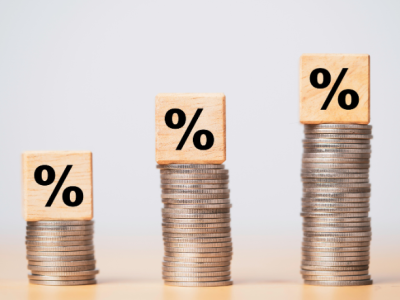 Descubra como as decisões sobre taxas de juros afetam o consumo e chegam ao varejo, com análise de Ediney Jara de Oliveira.