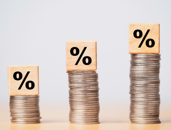 Descubra como as decisões sobre taxas de juros afetam o consumo e chegam ao varejo, com análise de Ediney Jara de Oliveira.