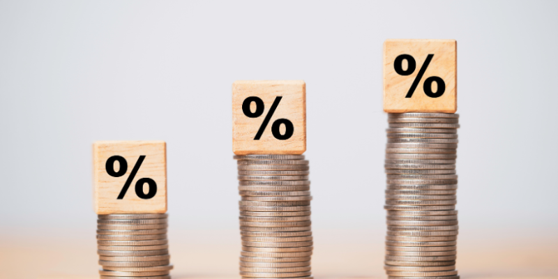 Descubra como as decisões sobre taxas de juros afetam o consumo e chegam ao varejo, com análise de Ediney Jara de Oliveira.