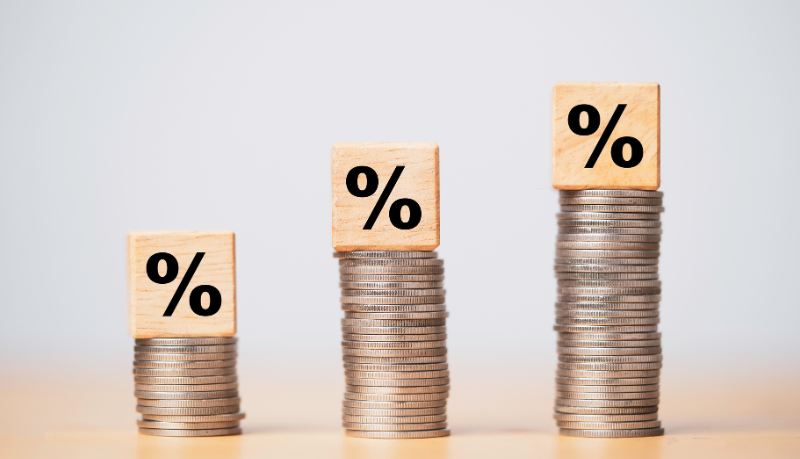 Descubra como as decisões sobre taxas de juros afetam o consumo e chegam ao varejo, com análise de Ediney Jara de Oliveira.