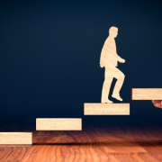 Avaliação, desempenho e desenvolvimento humano: Sérgio Bento De Araújo analisa onde estão os limites entre cobrar resultados e respeitar o potencial das pessoas.