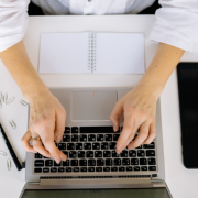 A escrita técnica precisa dialogar com sensibilidade para gerar conexão, segundo Alfredo Moreira Filho.