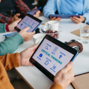 O Sindnapi - Sindicato Nacional dos Aposentados, Pensionistas e Idosos destaca o papel da família na prevenção de golpes e fraudes contra idosos.