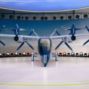 Protótipo de aeronave elétrica de pouso e decolagem vertical, com hélices, exposto em ambiente interno