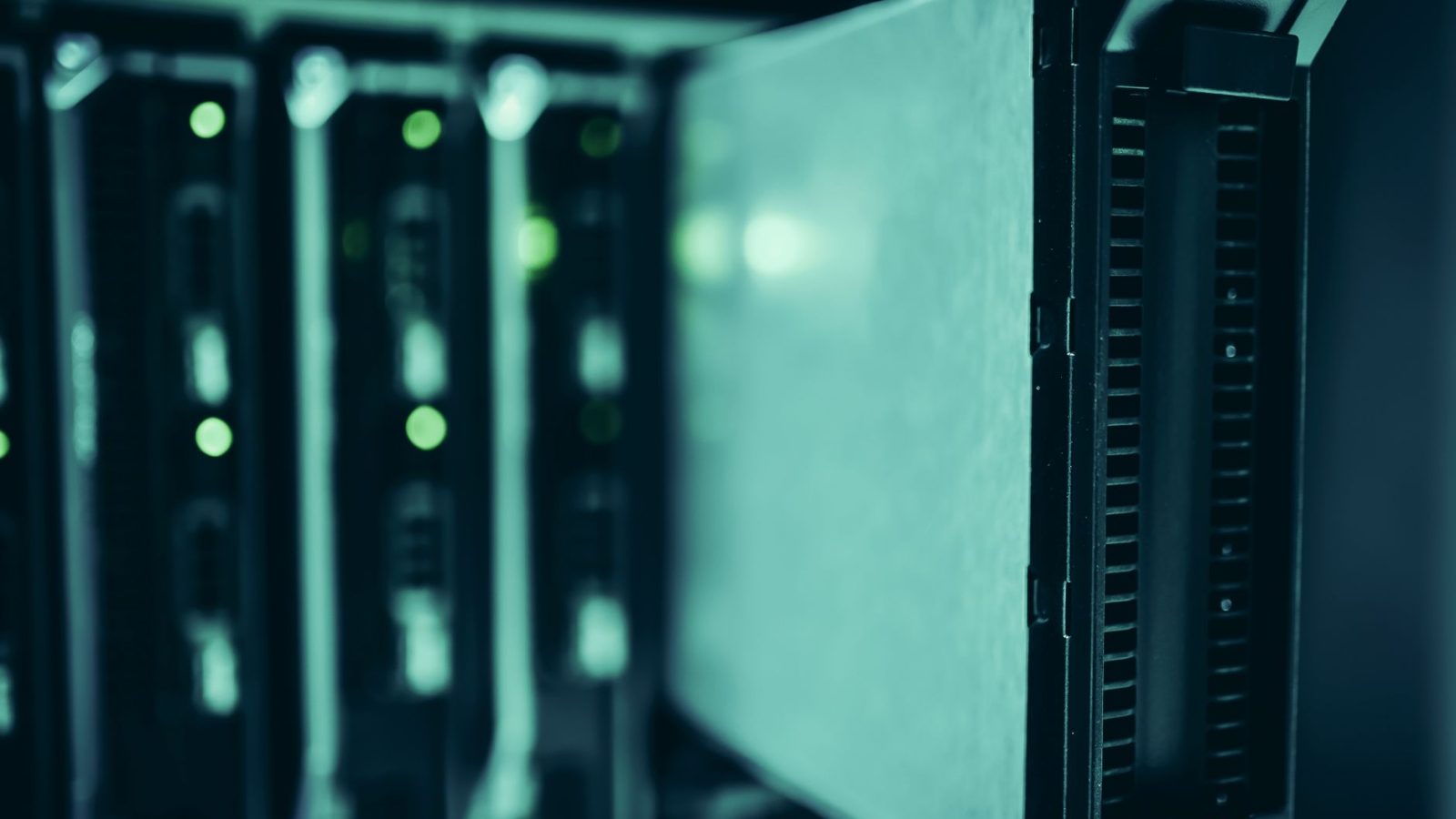 Racks de servidores iluminados em azul dentro de um moderno datacenter.