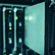 Racks de servidores iluminados em azul dentro de um moderno datacenter.