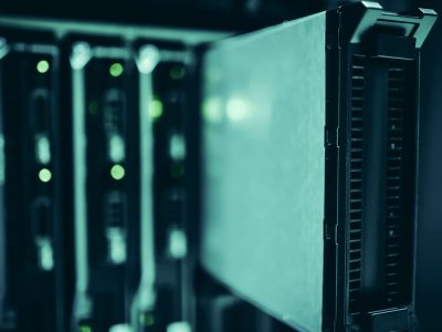 Racks de servidores iluminados em azul dentro de um moderno datacenter.