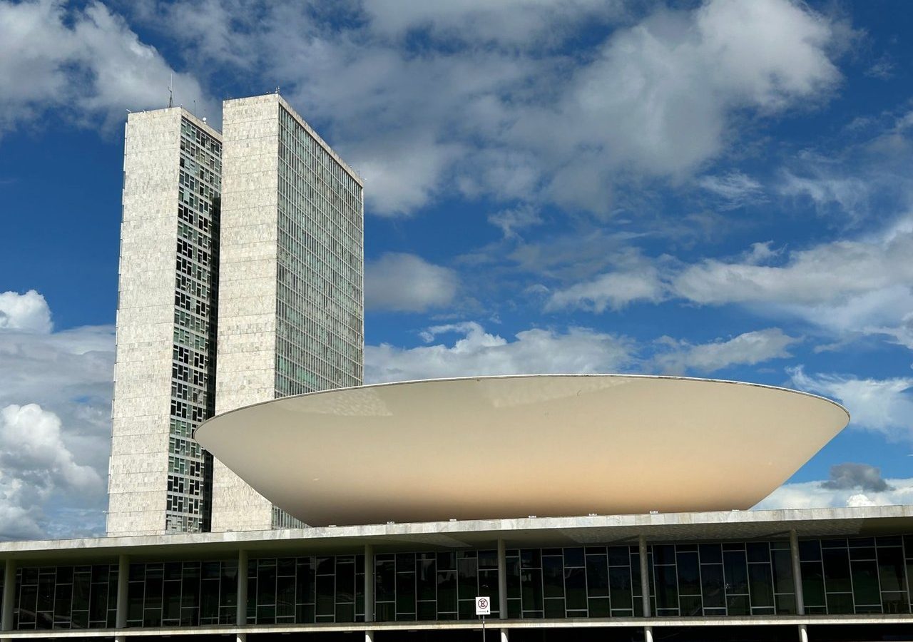 Vista do Congresso Nacional do Brasil, em Brasília, sob céu claro.