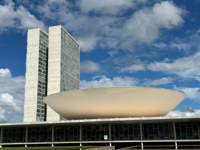 Vista do Congresso Nacional do Brasil, em Brasília, sob céu claro.