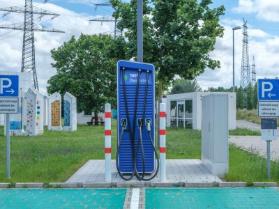 Estação pública de recarga para veículos elétricos em área urbana.