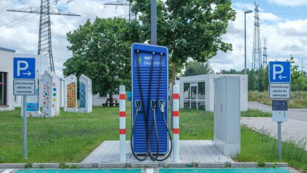 Estação pública de recarga para veículos elétricos em área urbana.