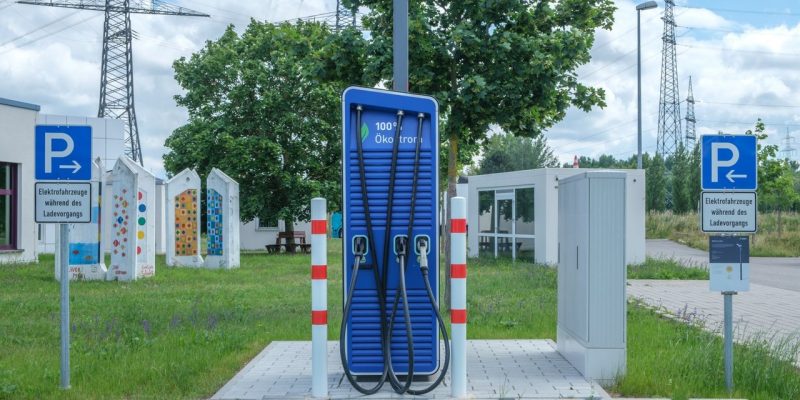 Estação pública de recarga para veículos elétricos em área urbana.