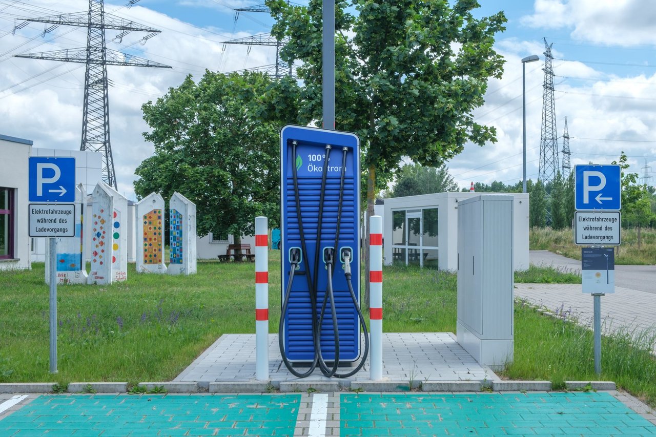 Estação pública de recarga para veículos elétricos em área urbana.