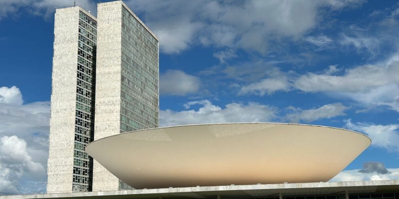 Vista do Congresso Nacional do Brasil, em Brasília, sob céu claro.