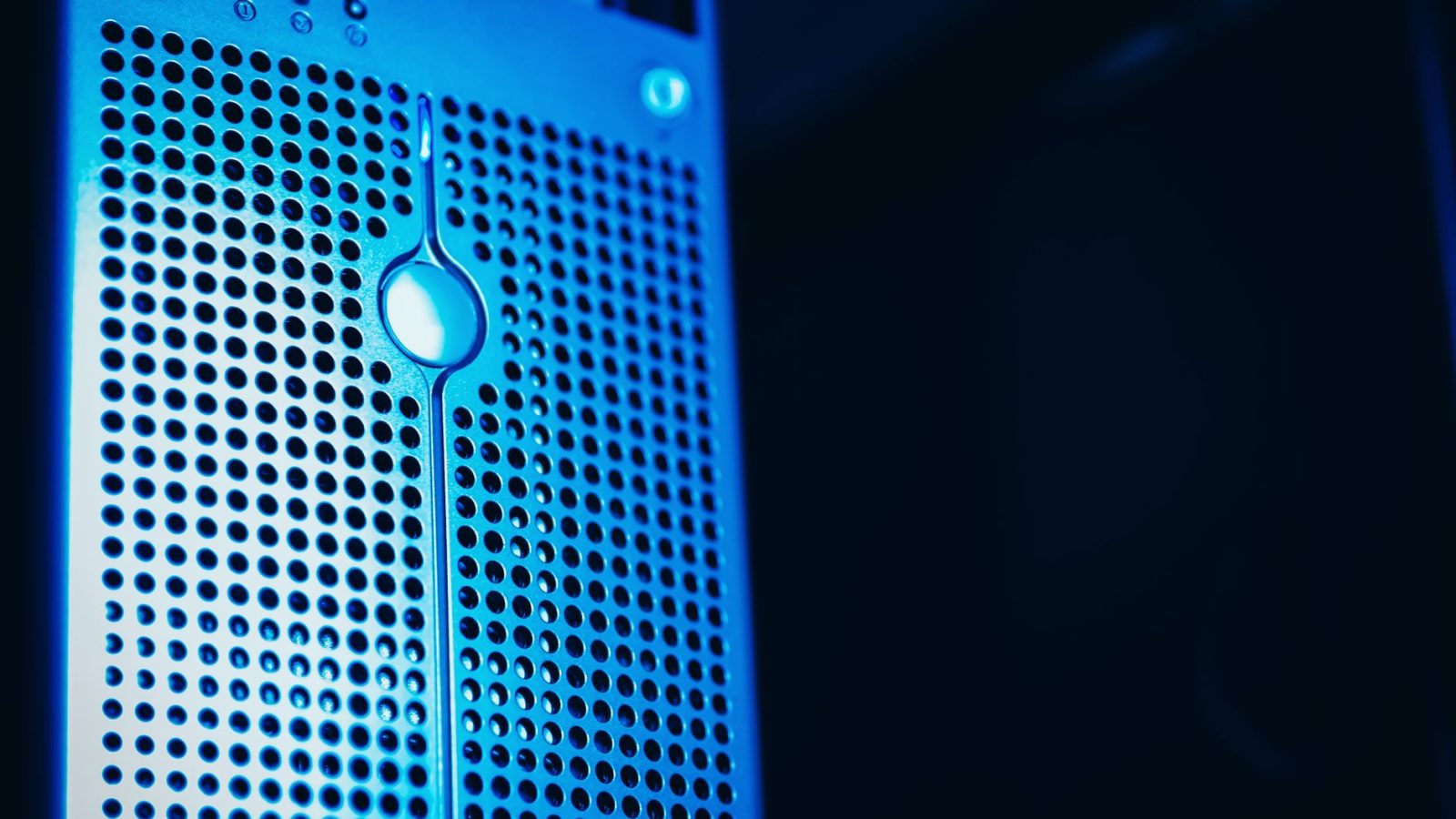 Rack de servidores com iluminação azul em um ambiente seguro de datacenter.