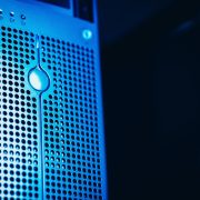 Rack de servidores com iluminação azul em um ambiente seguro de datacenter.