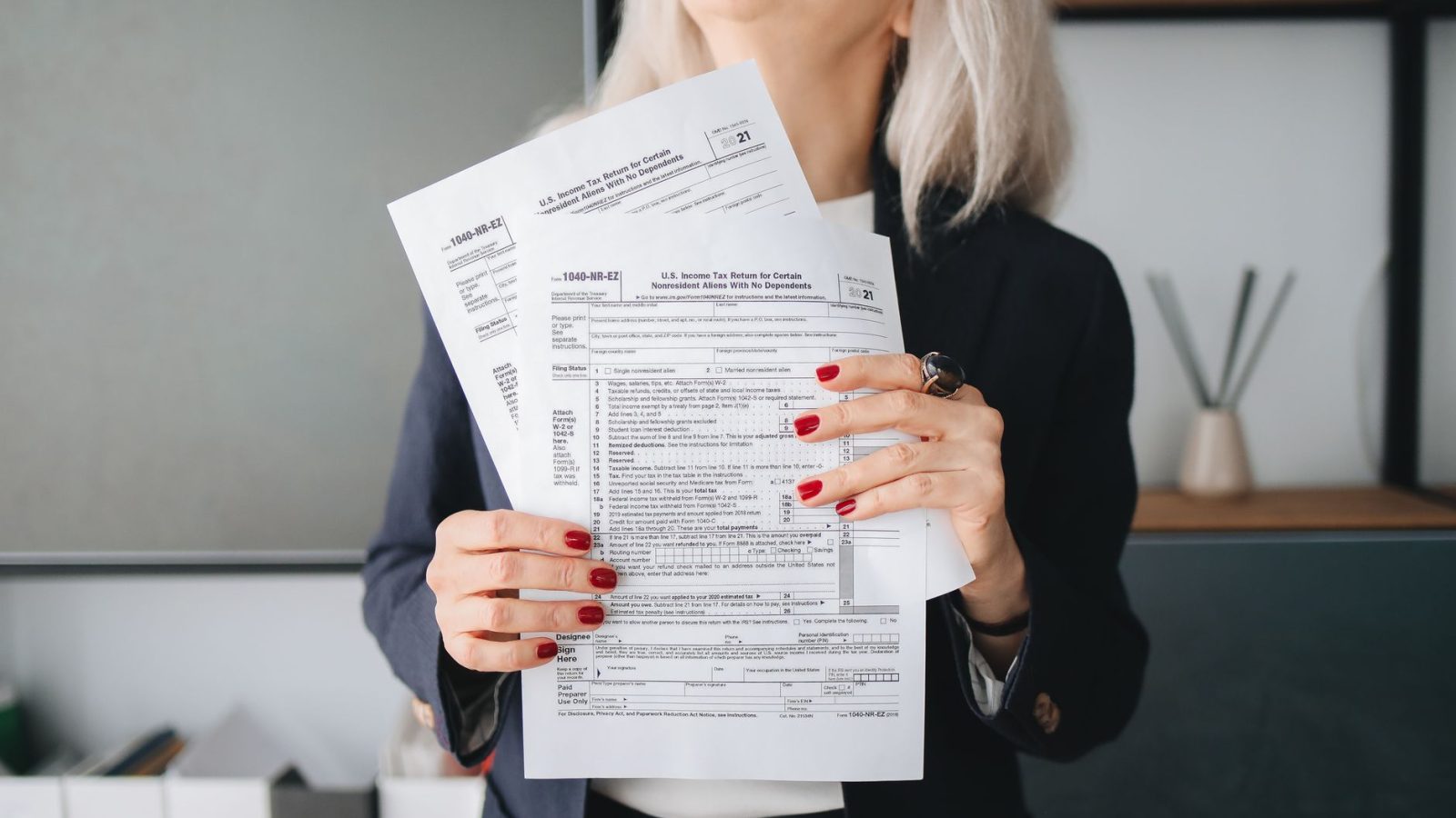 Empresária revisa documentos fiscais em um escritório