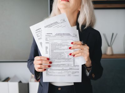 Empresária revisa documentos fiscais em um escritório