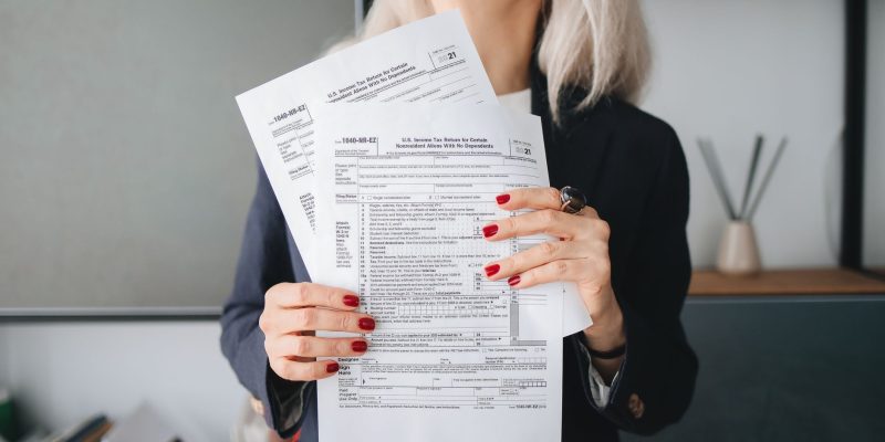 Empresária revisa documentos fiscais em um escritório