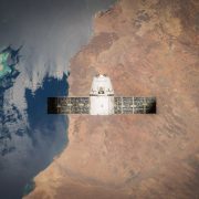 Satélite em órbita sobre a Terra, com o oceano e parte do planeta visíveis ao fundo