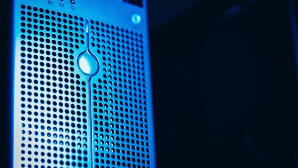 Rack de servidores com iluminação azul em um ambiente seguro de datacenter.