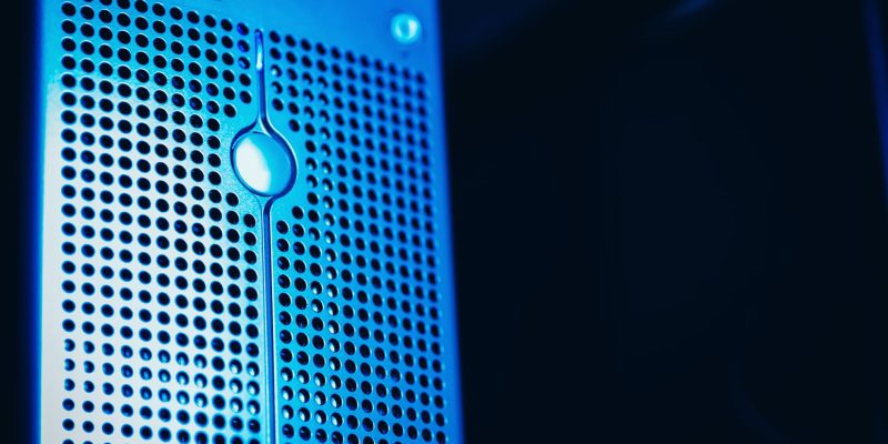 Rack de servidores com iluminação azul em um ambiente seguro de datacenter.